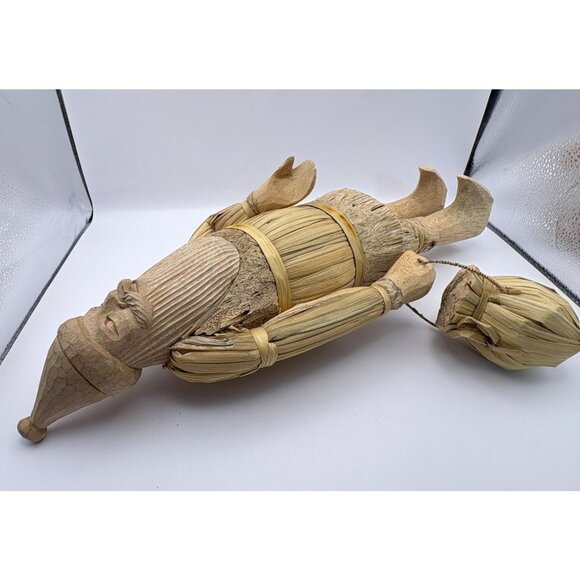 Vintage Folk Art Santa Figurine with Basket Handcrafted Wood and Straw Statue - Picture 11 of 12